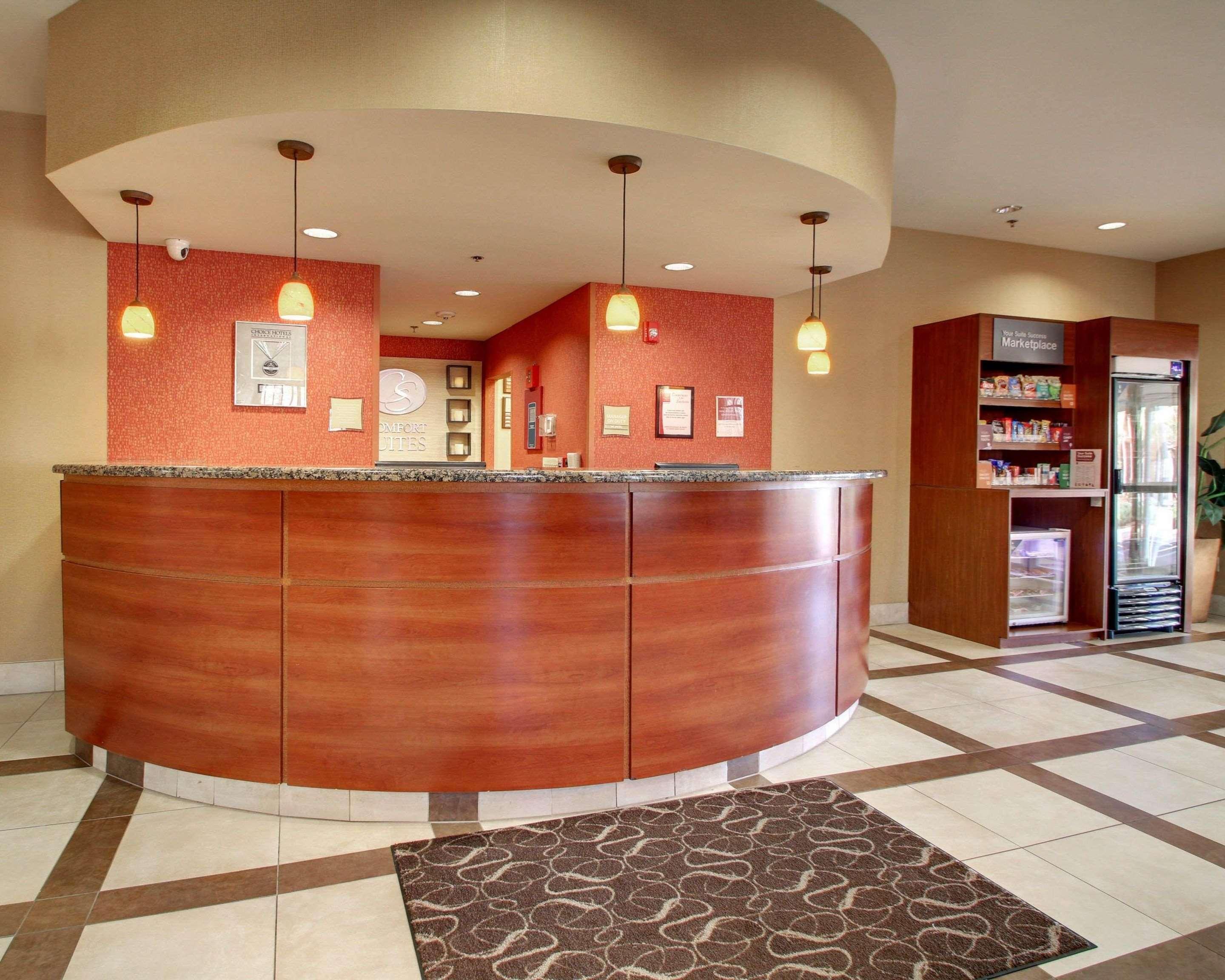 Comfort Suites Airport Luckney Exterior foto