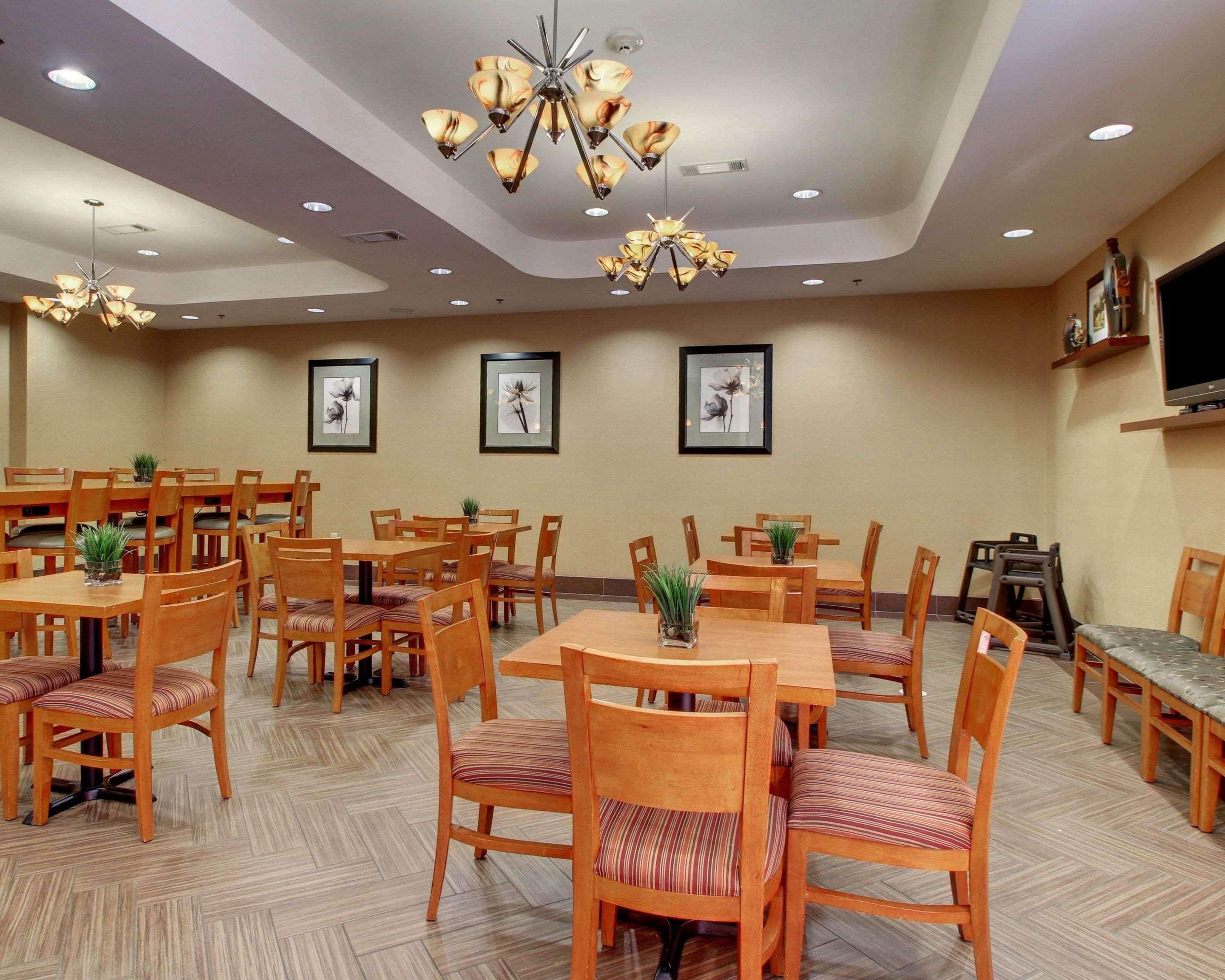 Comfort Suites Airport Luckney Exterior foto