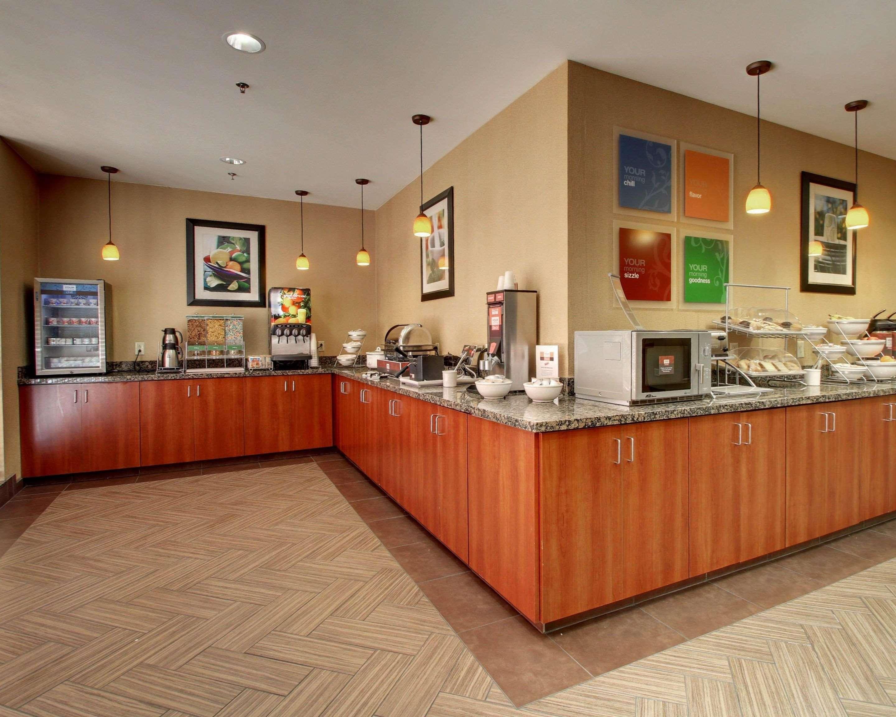 Comfort Suites Airport Luckney Exterior foto